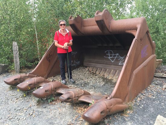 zur Veranschaulichung der Größe einer Baggerschaufel Bild mit Person
