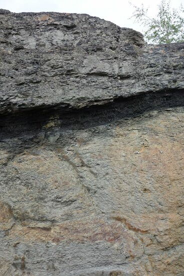 gut erkennbare Erdschichten