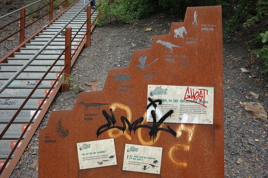 Leider kann man offensichtlich die Erläuterungen zur Treppe nicht unbegraffitit lassen -  schreckliche Zeiten sind das.