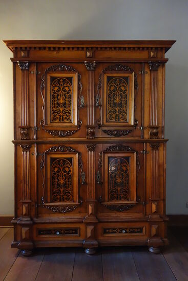 Schrank als doppelter Kasten mit henkeln