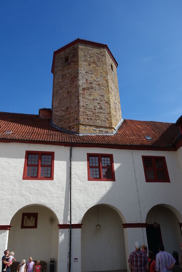 Innenhof mit Bergfried