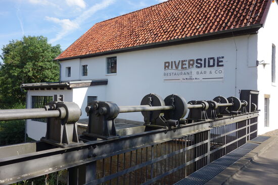 Antrieb: die wasserbetriebene Riemenwelle (Transmission) zieht sich durch die gesamte Halle. 
(das zugehörige Restaurant ist (natürlich - Corona) wieder geschlossen)