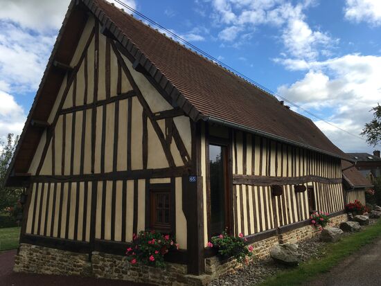 Urgemütlich und toll restauriert befindet sich die alte Apfel-Presse im Wohnzimmer. des Fachwerkgebäudes.
