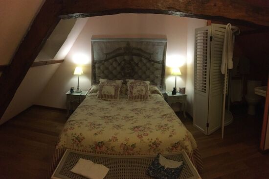 Schlafzimmer mit benachbarter Dusche/ WC im Obergeschoß