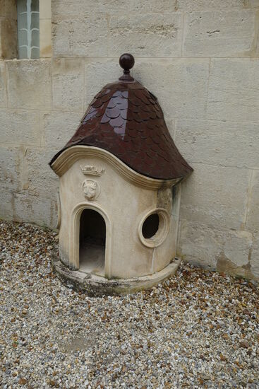 vor dem Eingang zum Kellergeschoß eine Hundehütte