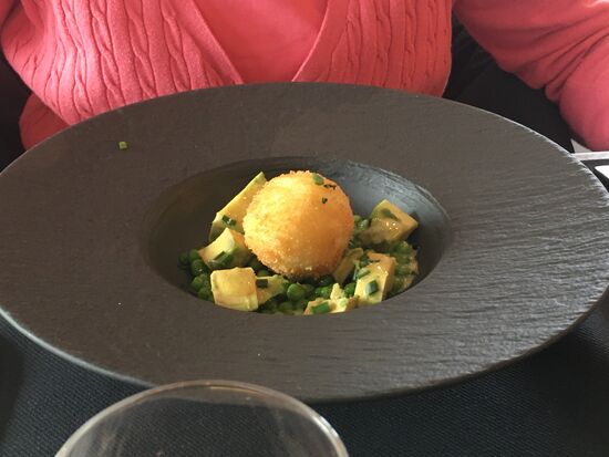 oeuf mollet frit, avocado et petit pois