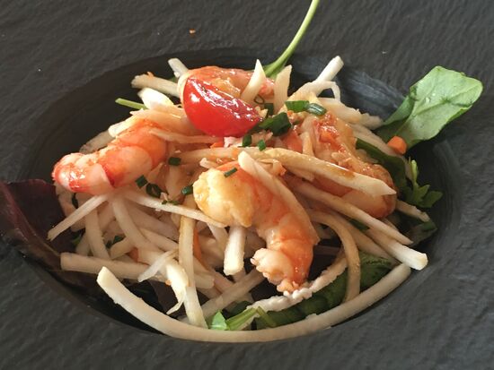 salade de legumes croquants  et gambas