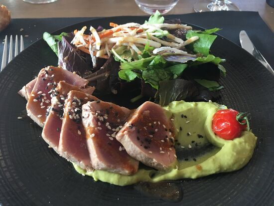 Tataki de thon, creme d'avocat et salade