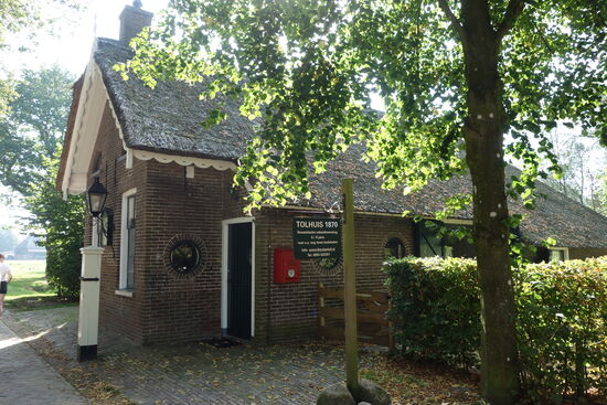 Wir beginnen den Rundgang am alten Zollhaus von 1870, wo die Gbeühren aus damaliger Zeit aufgefphrt sind.