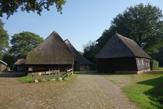 die meisten Häuser sind reetgedeckt