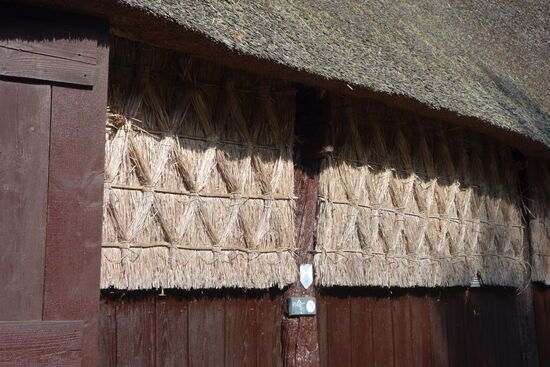 und haben eigenartige Strohflechtmatten an den Außenwänden