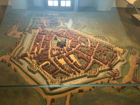 wie am Modell erkennbar war Jever quasi als Festung ausgebaut und das Schloss selbst nochmals von Wassergräben mit Bastionen geschützt.