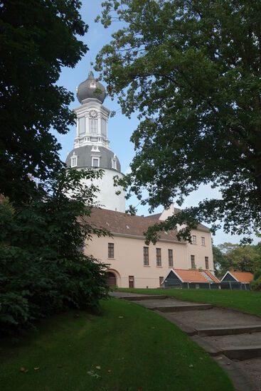 Schlosspark mit Blick auf den Turm des Schlosses