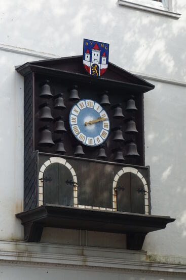 fünf historische Figuren erweisen dem Betrachter zu bestimmten Zeiten  ihre Referenz