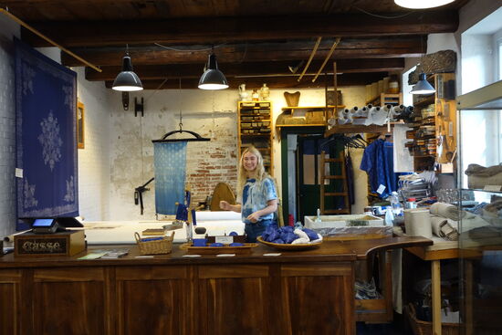 hier werden  wie vor 200 Jahren Stoffe mit kostbaren Handmodeln bedruckt