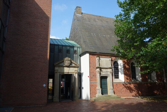 an den Chor wurde ein futuristischer Neubau angegliedert - er muß nicht jedem gefallen.