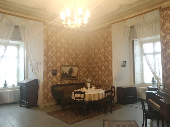 In diesem Turmzimmer wohnte der letzte fürstliche Landesherr, Großherzog Friedrich August von Oldenburg, wenn er ein- oder zweimal jährlich in Jever
residierte.