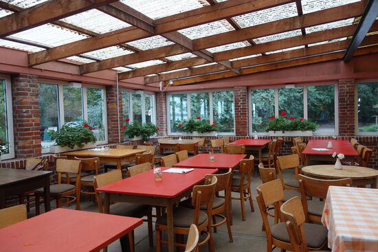 das Restaurant seit vielen Jahren familiengeführt ist nicht gerade einladend, aber der Andrang wegen des Kuchen ist beachtlich.