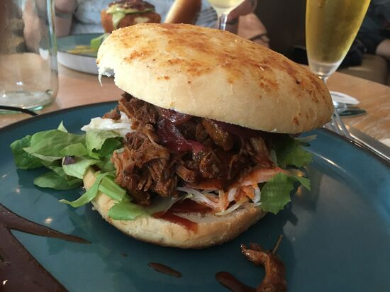 Pulled Pork Burger (aus der Region – Hof Deye Großenkneten)
geräucherte Schweineschulter I Karamellisierte Zwiebeln I Coleslaw I Salat I Hausgemachte BBQ Sauce