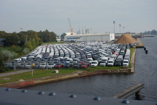 Autos - in Massen - zum Verkauf oder zum Verladen?