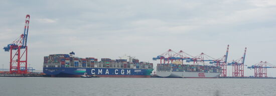 am Infocenter des Jade-Weser-Ports haben wir erfahren, dass zwei große Containerschiffe vor Ort sind.