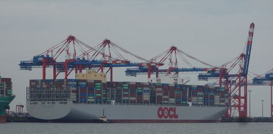 Das erste Baulos der G-Klasse wurde am 31. März 2015 von der Reederei OOCL in Auftrag gegeben. Die sechs Einheiten vom Werftbautyp Samsung 20000 wurden bis Januar 2018 bei Samsung Heavy Industries in Südkorea fertiggestellt und sind baugleich mit einem Teil des MOL 20.000-TEU-Typ.