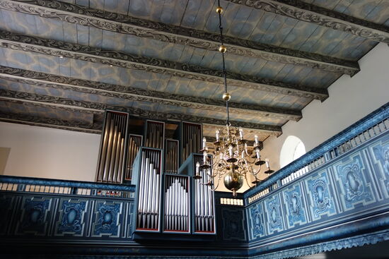 Holzbalkendecke aus dem jahre 1696 - blaue Rocaillen  an der Empore