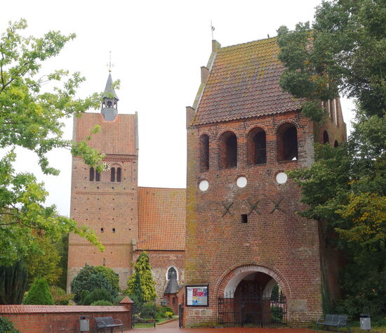 in Ostfriesland häufiger anzutreffen - von der Kirche getrennte Glockentürme