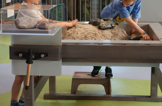 für Kinder ist der spielerische Bau eines Hünengrabes natürlich verlockend