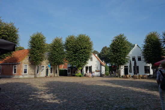 Schön macht sich der 5-eckige zentrale Platz, von dem die Gassen zu die Wällen führen.