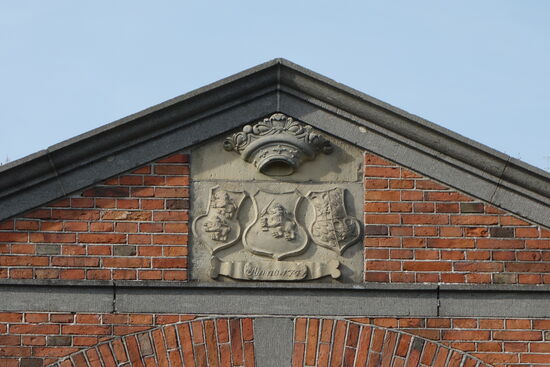 Der Wappenstein soll die Zusammarbeit zwischen den General Staaten und den Provinzen Friesland und der Stadt und dem Land Groningen verdeutlichen