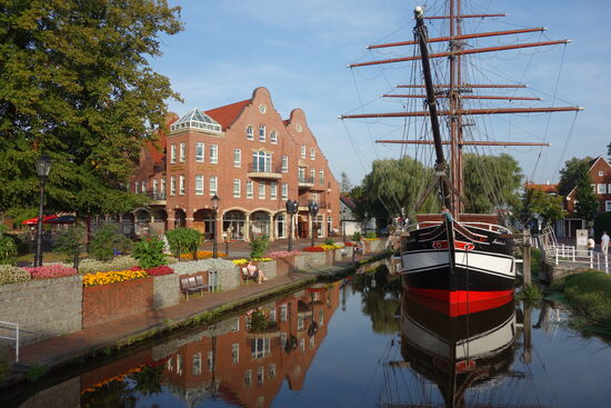 Im Internet hatte ich das Arkadenhotel ausgesucht, das am Hauptkanal liegt, auf dem zahlreiche schiffe vor Anker liegen.
