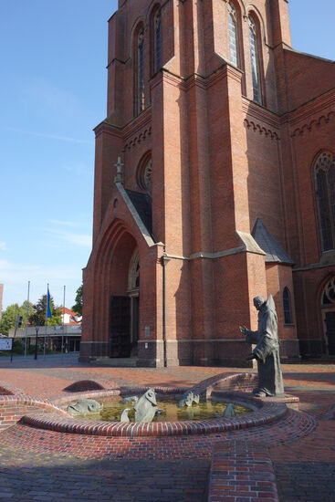 Antoniusbrunnen mit Bronzestatue des hl. Antonius  und sieben Fischen
