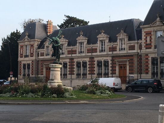 am kleinen Platz liegen ein stattliches Gebäude und die Synagoge