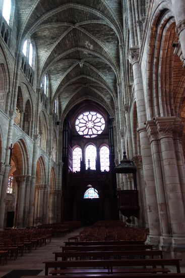 Der Chor, wie Längs- und Querschiffe viergeschossig, wurde zwischen die zwei älteren Türme gebaut. Es fällt auf, dass deren Position nicht symmetrisch ist. Auf der Nordseite reicht der Chorumgang bis zum Querschiff, und der Turm steht außerhalb, südlich unterbricht der Turm den Umgang.