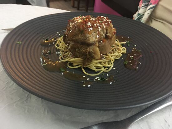 Pavé de porc fondant poché aux légumes, dans sa sauce aigre douce et oignons de Roscoff sur ses nouilles chinoises