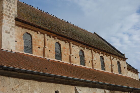 der gesamte Giebel ist von Tauben besetzt - erst ein Flugzeug der Air FRance verscheucht sie