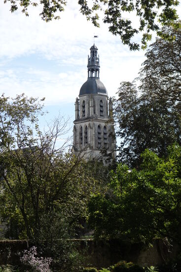 Bllick auf den Turm Saint-Martin vom Rathauspark