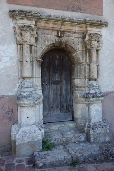 Portal des Pfarrhauses von St. Lubin