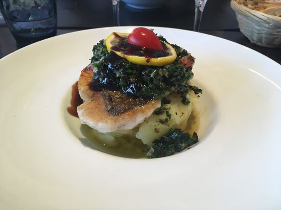 Pavé de merlu purée à l'huile d'olive sauce vierge
