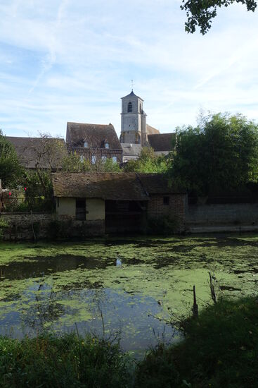 an der Ozanne entlang mit Blick auf die Kirche Saint-Lubin
