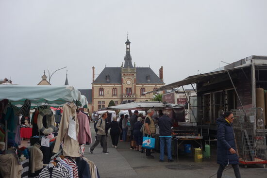 auf dem Platz vor dem Rathaus