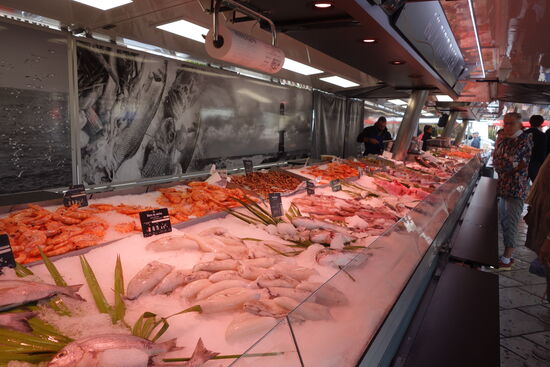 am imposantesten ist der Fischstand - bestimmt 20 m lang