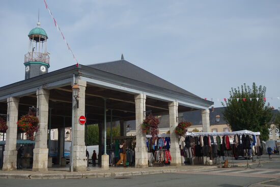 eigenartigerweise wird die Markthalle ausser der 'poisonnerie' nur von wenigen Händlern genutzt.