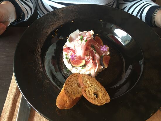 Pétales de jambon blanc de « Mme Hénault » et cervelle de canut au chèvre de chez « Boutard