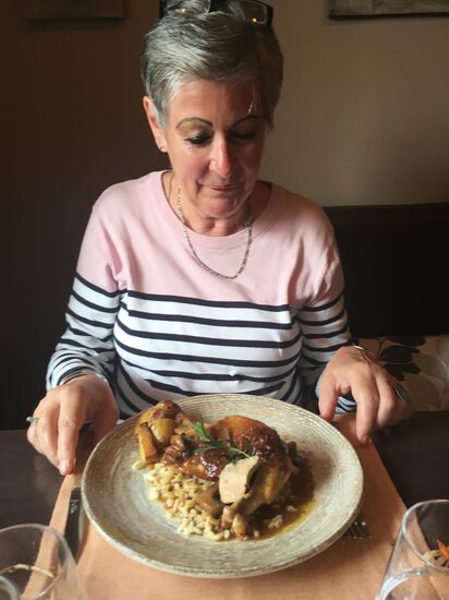 Suprême de pintade «des Belvindières», champignons bruns français et son jus au foie gras