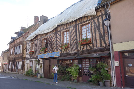 trotz des 'Sättigungsgrades' prüft meine Frau Ulrike die Speisekarte des Restaurants Relais de Poste - es gilt als Spitzenlokal, ist allerdings nur abends geöffnet und  möchte Reservierung für die 18 Plätze nur tagelang vorher entgegennehmen. 
Damit wird es in unserer Planung gestrichen.