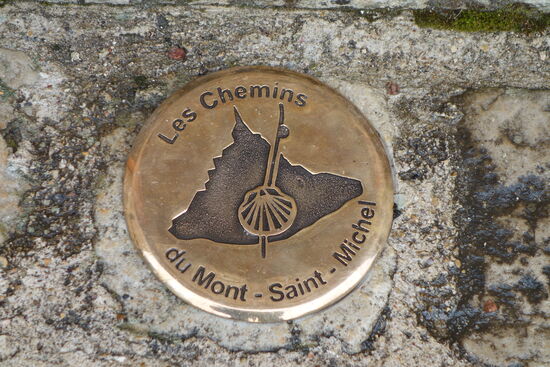 Hinweis auf den Pilgerpfad nach Mont St-Saint-Michel