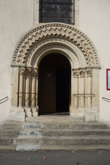 das romanische Portal gefällt durch die geometrischen Muster und gut ausgearbeiteten Kapitelle