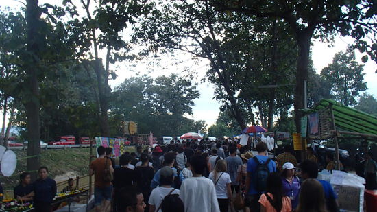 Auf dem Weg zum Eröffnungsplatz des Loy Krathong